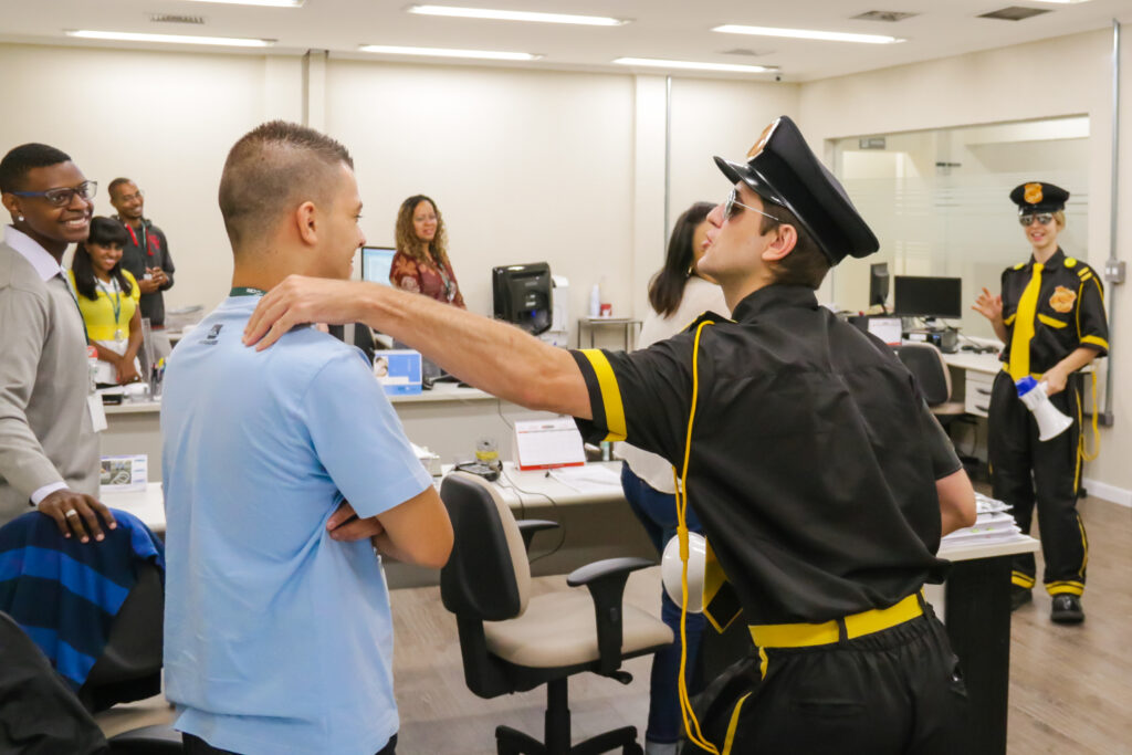 Blitz postural: A imagem retrata um palestrante vestido de patrulheiro e o homem sendo parado por ele.  