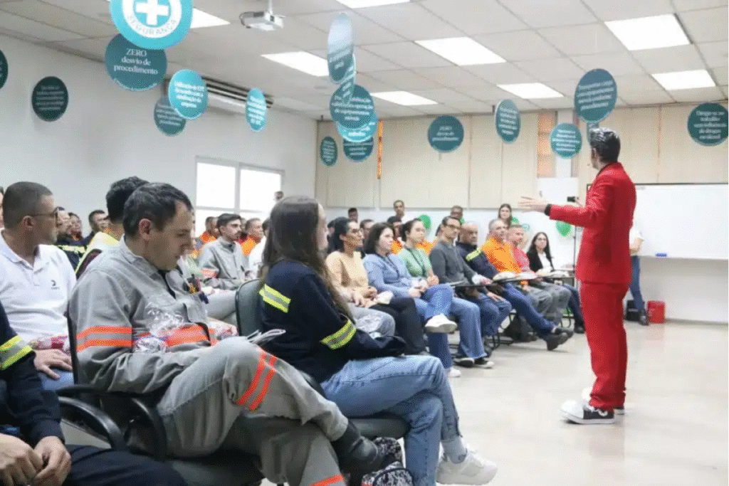 Homem palestrando em evento corporativo