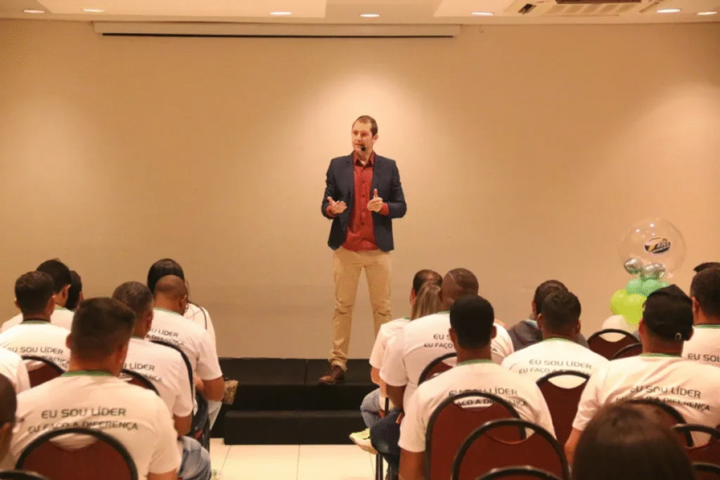 Homem palestrando em evento corporativo