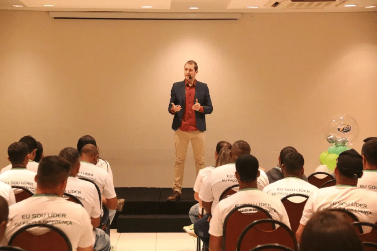 Homem palestrando em evento corporativo