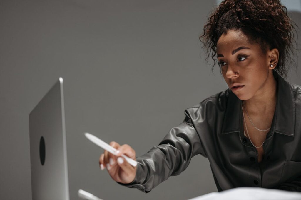 Mulher apontando para computador
