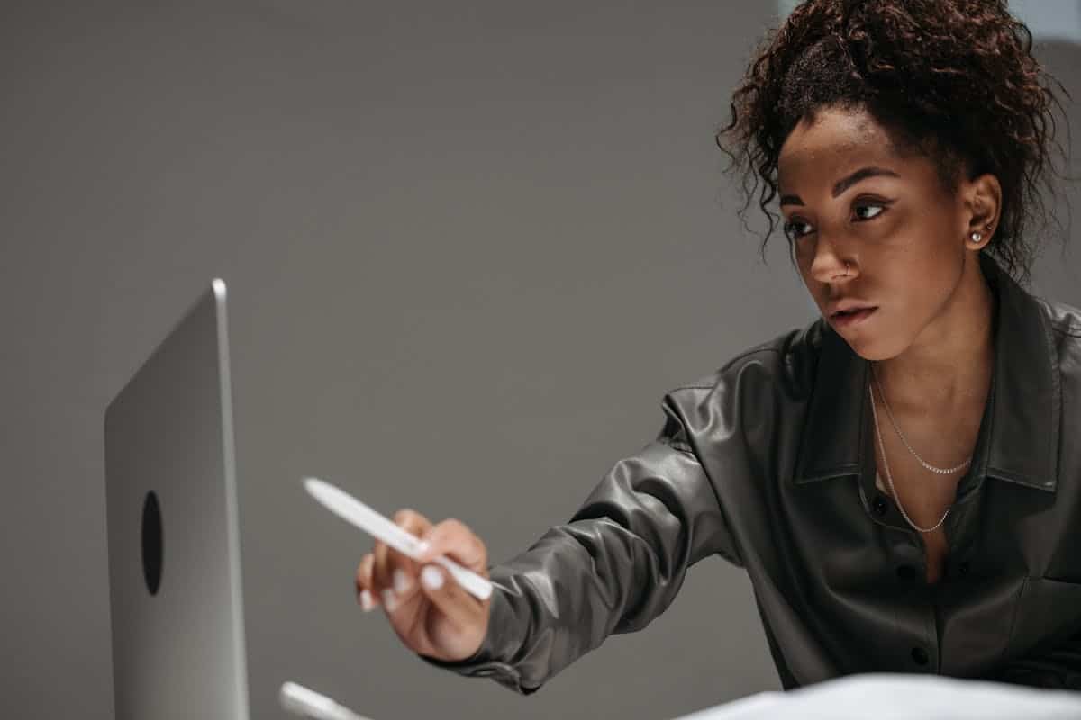 Mulher apontando para computador