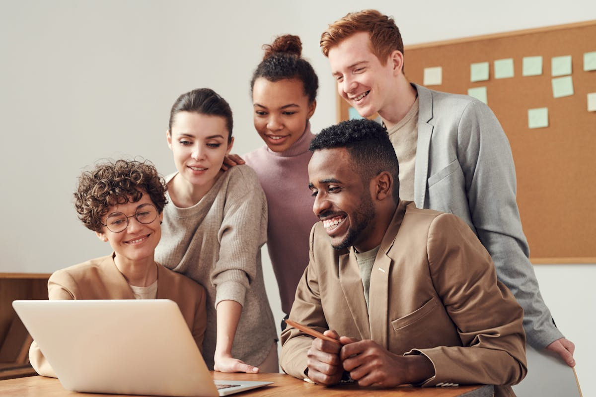 Equipe de trabalho, analisando algo no computador