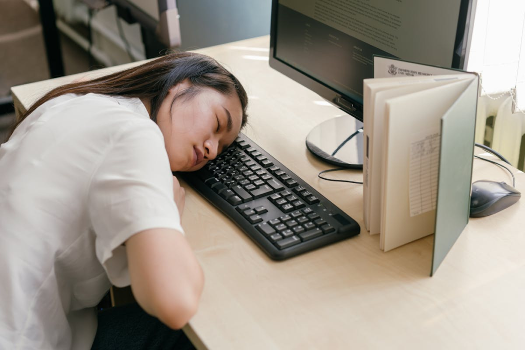 Mulher encostada no teclado do computador