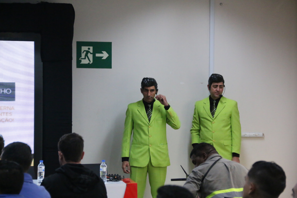Palestrantes em evento corporativo, fazendo dinâmica