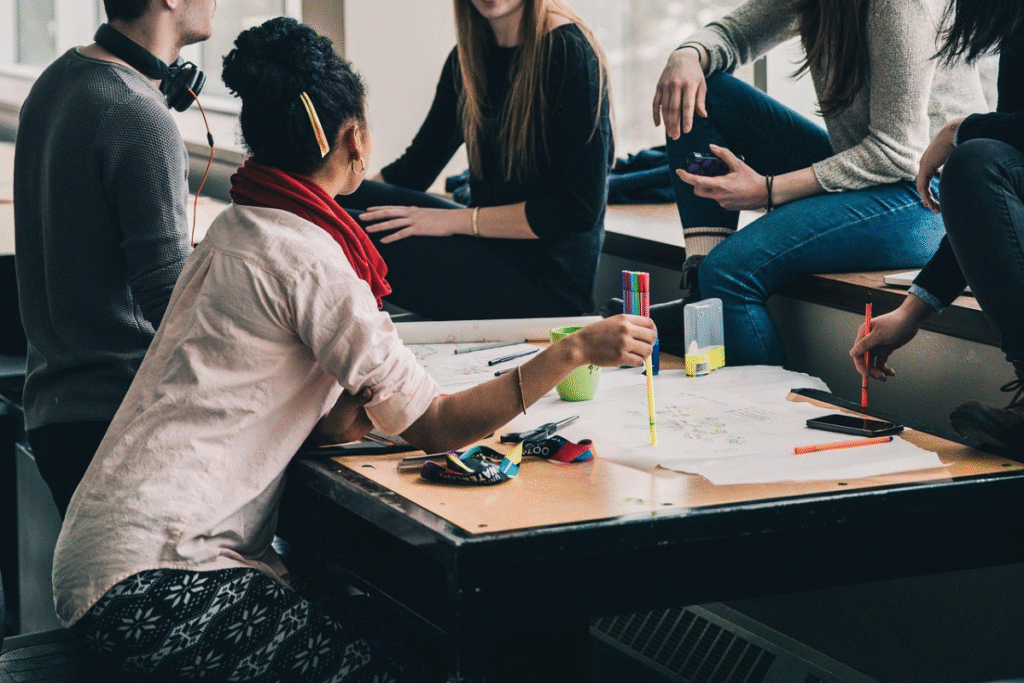 Pessoas no ambiente de trabalho, interagindo