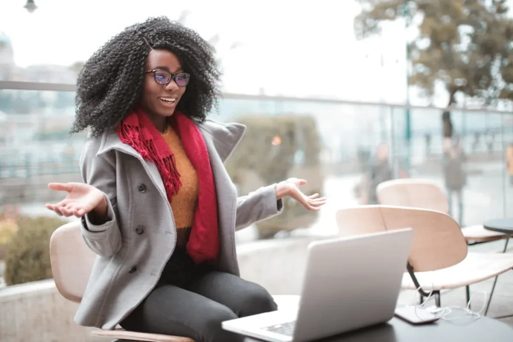 Mulher ao ar livre, em reunião online