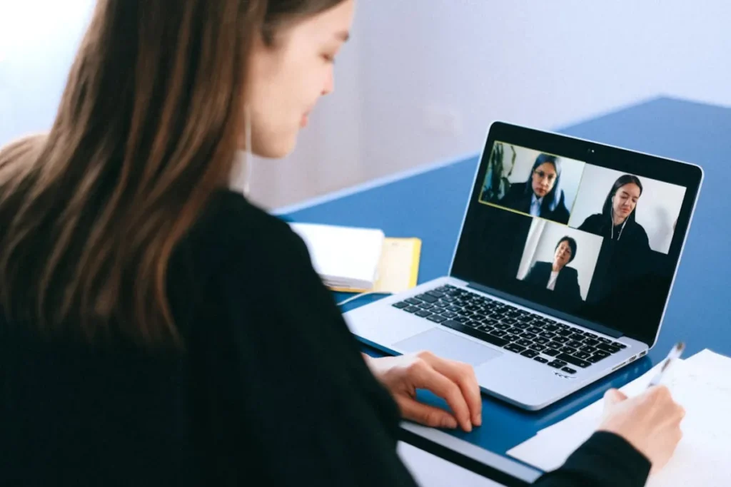 Mulher em reunião online, com seu laptop