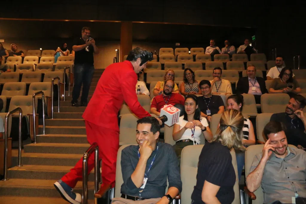 Palestrante conversando com colaborador