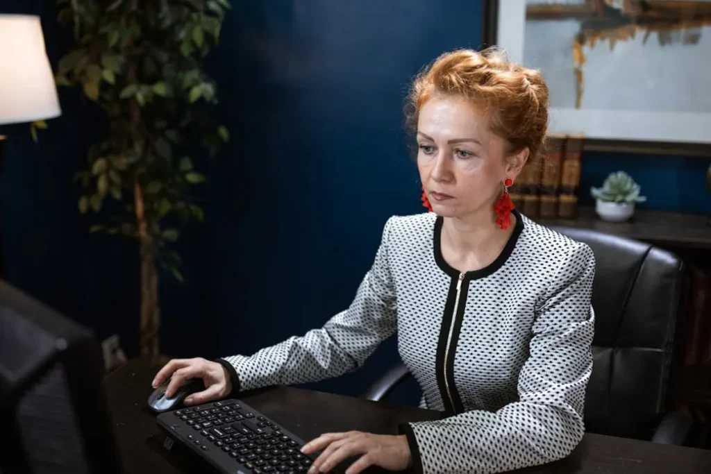 Mulher trabalhando de frente para o computador.