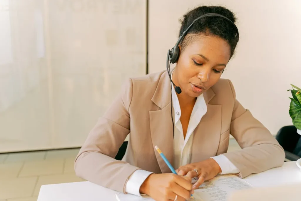 Mulher em ambiente de trabalho, escrevendo