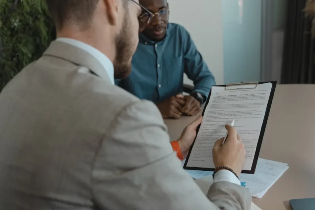 Dois profissionais conversando em ambiente empresarial