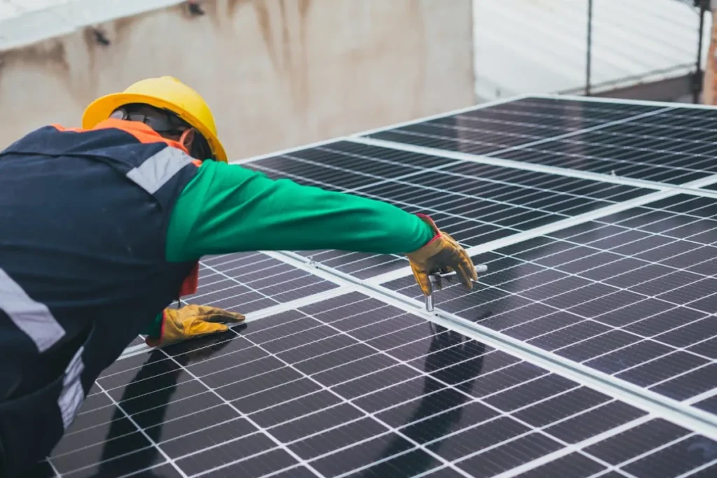 Homem arrumando placa solar