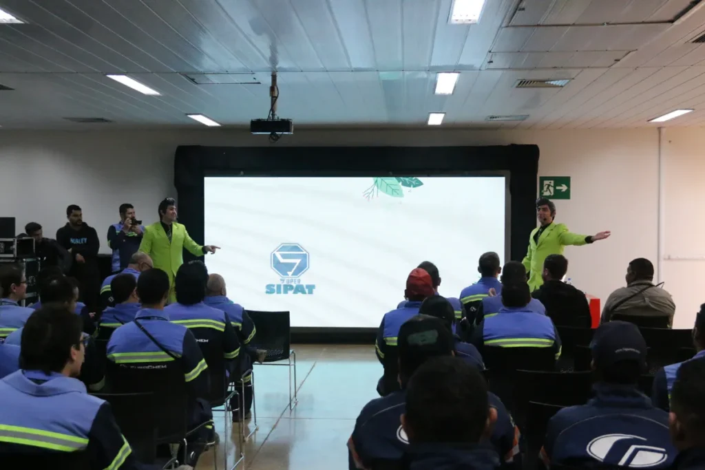 Palestrantes em evento corporativo