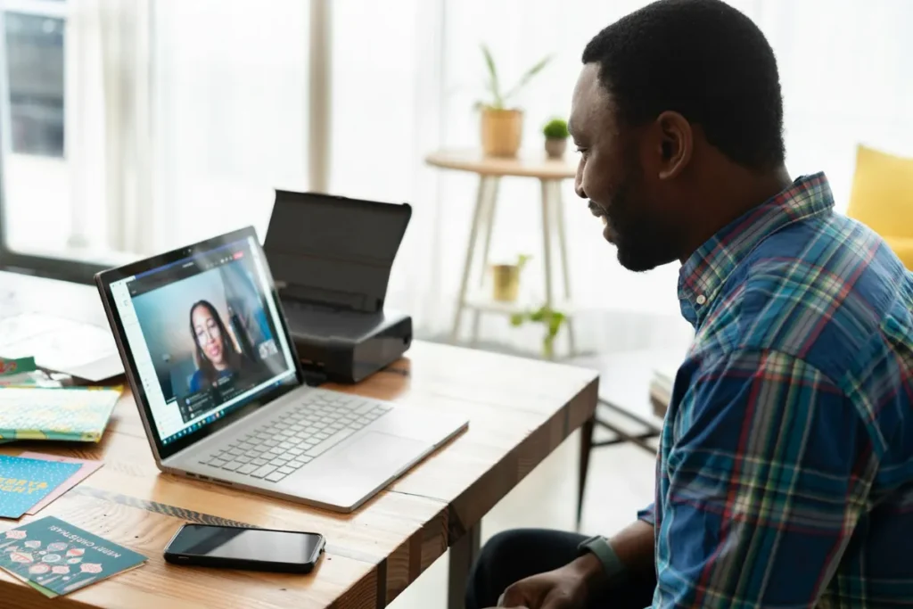 Colaborador vendo palestra online