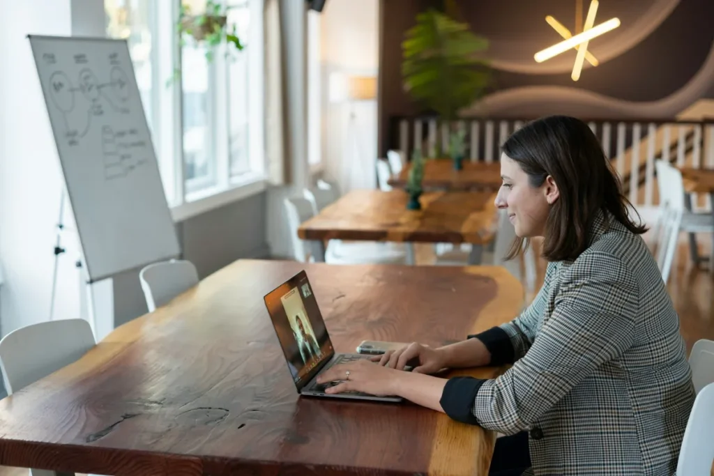 Colaboradora vendo palestra online