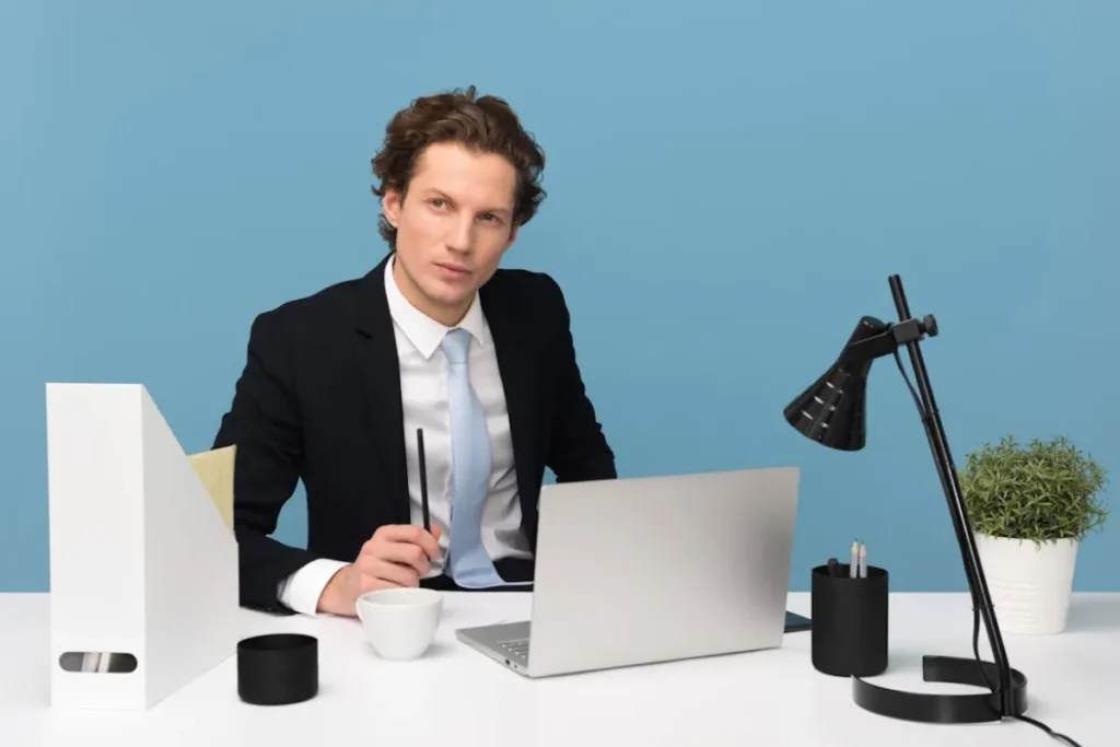 Homem no trabalho, de frente para seu laptop