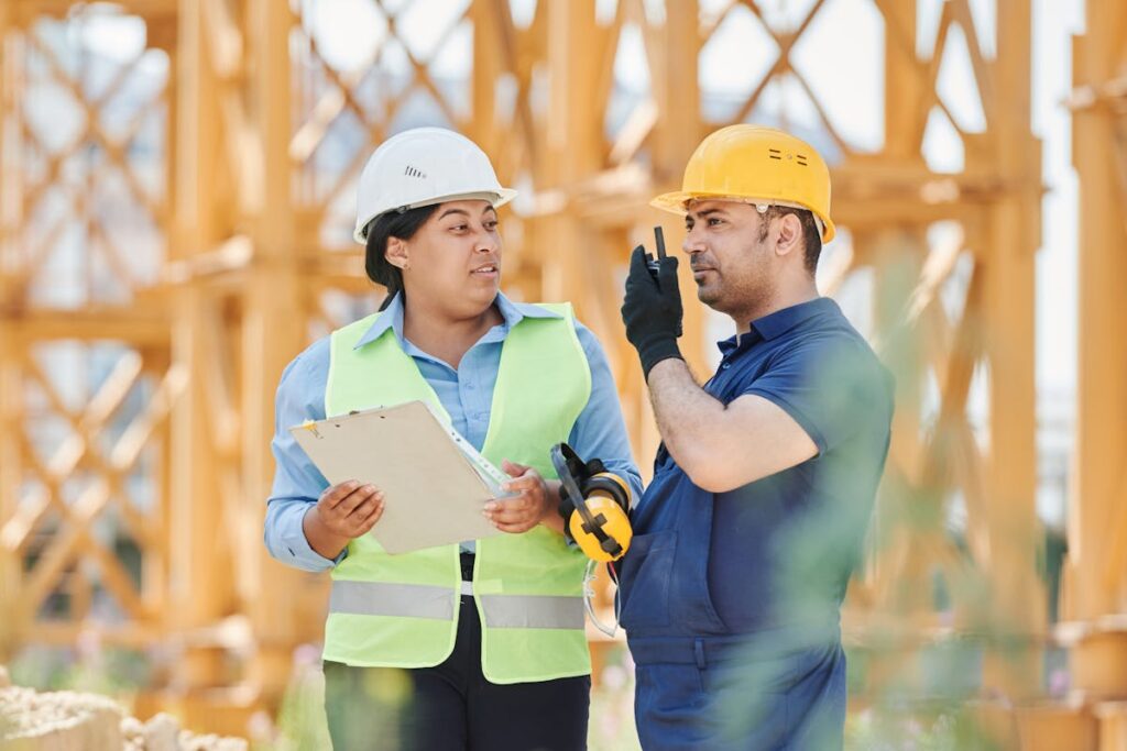 Profissionais fiscalizando obras