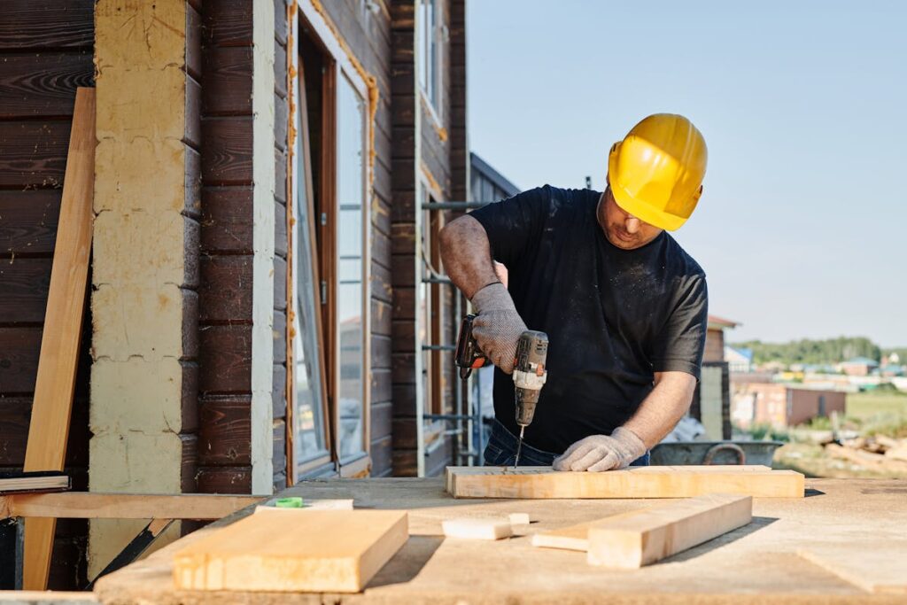Homem trabalhando em obra