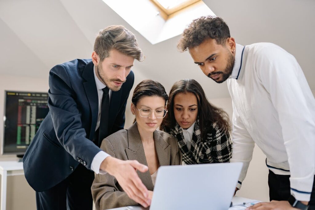 Equipe de trabalho olhando para laptop