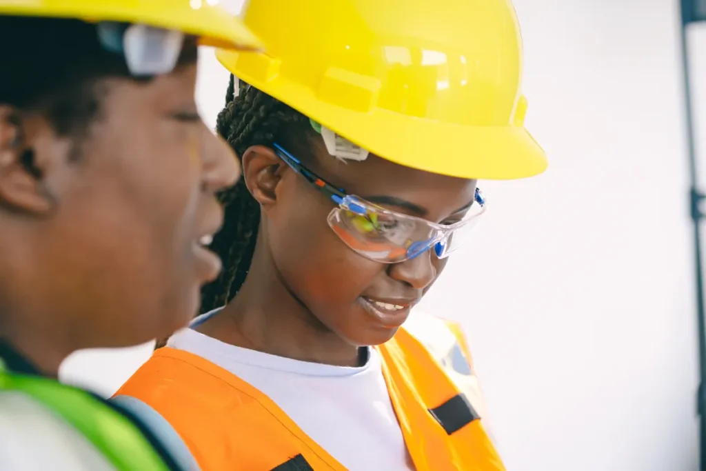 Trabalhadores usando capacete e óculos de proteção