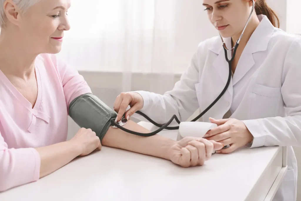Médica medindo a pressão de paciente