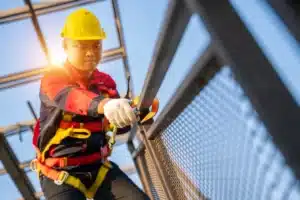 Trabalhador em altura, usando equipamentos de proteção