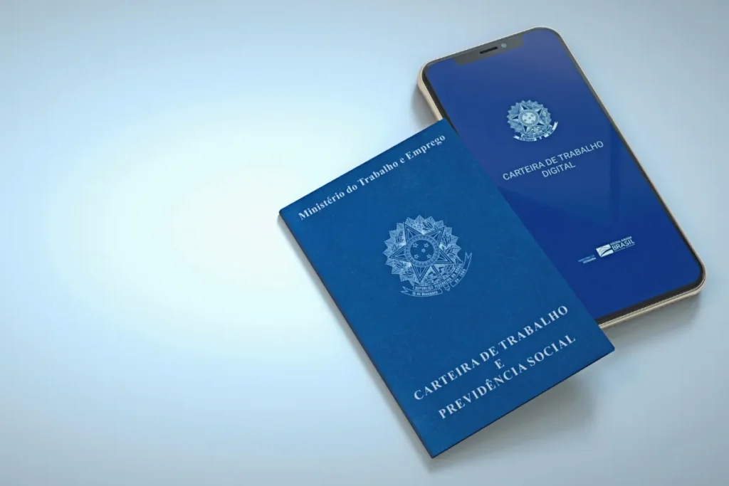 Carteira de Trabalho física ao lado de um smartphone exibindo a Carteira de Trabalho Digital.