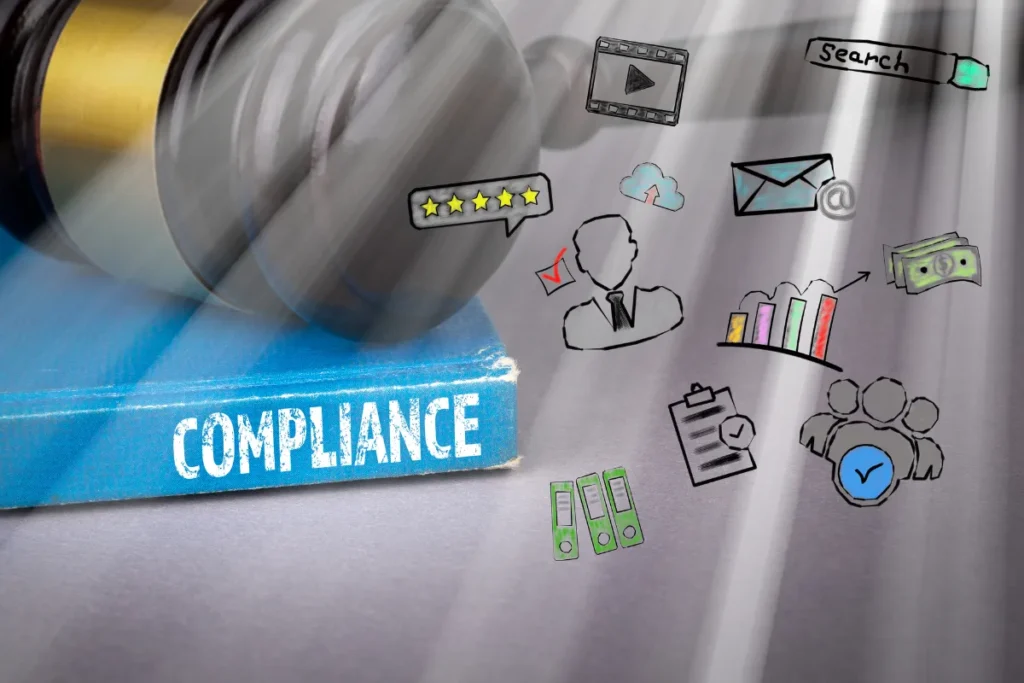 livro com a palavra compliance e martelo de juiz com ícones de gestão e auditoria ao redor