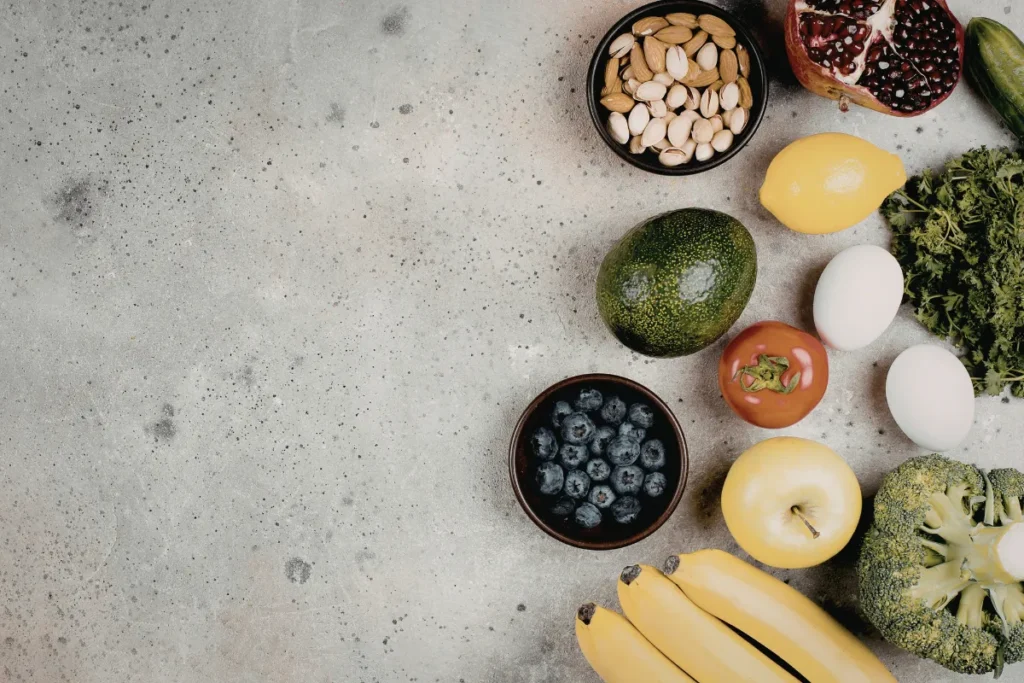Frutas, legumes e outros alimentos naturais organizados sobre uma superfície clara
