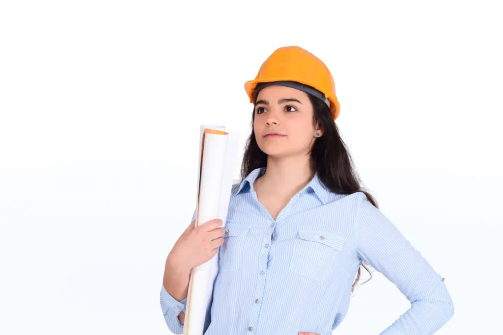 Mulher com capacete de segurança segura plantas de projeto e observa à frente em fundo claro