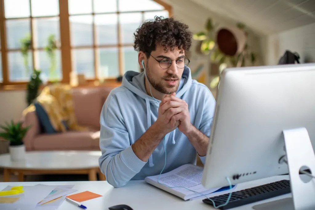 Colaborador participando de SIPAT online pelo computador em home office durante treinamento corporativo remoto