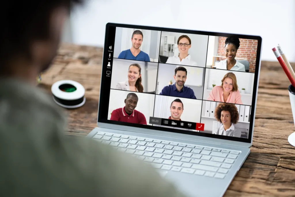 Equipe reunida em videochamada pelo notebook durante SIPAT online corporativa com participantes remotos
