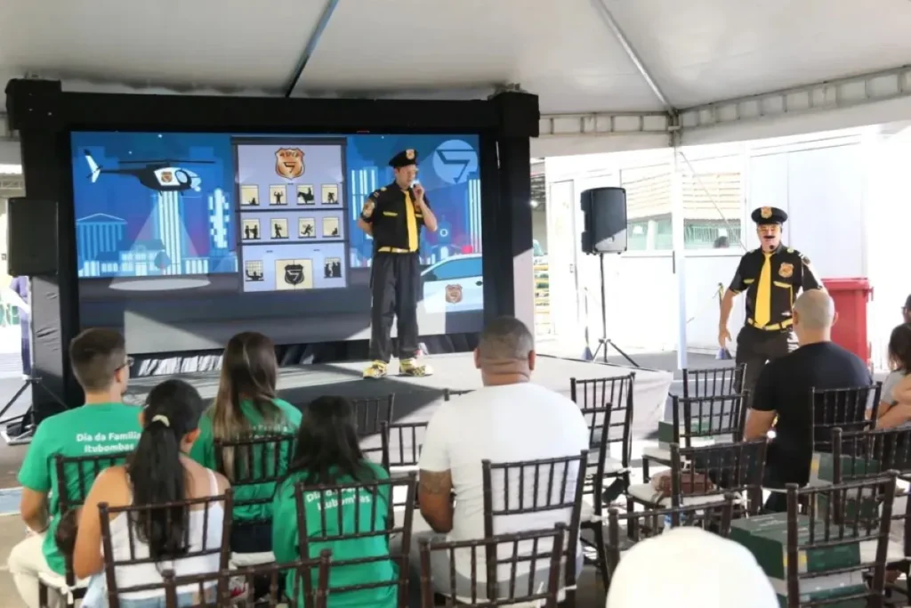 Auditório com colaboradores reunidos durante evento SIPAT para empresa com foco em participação e conscientização.