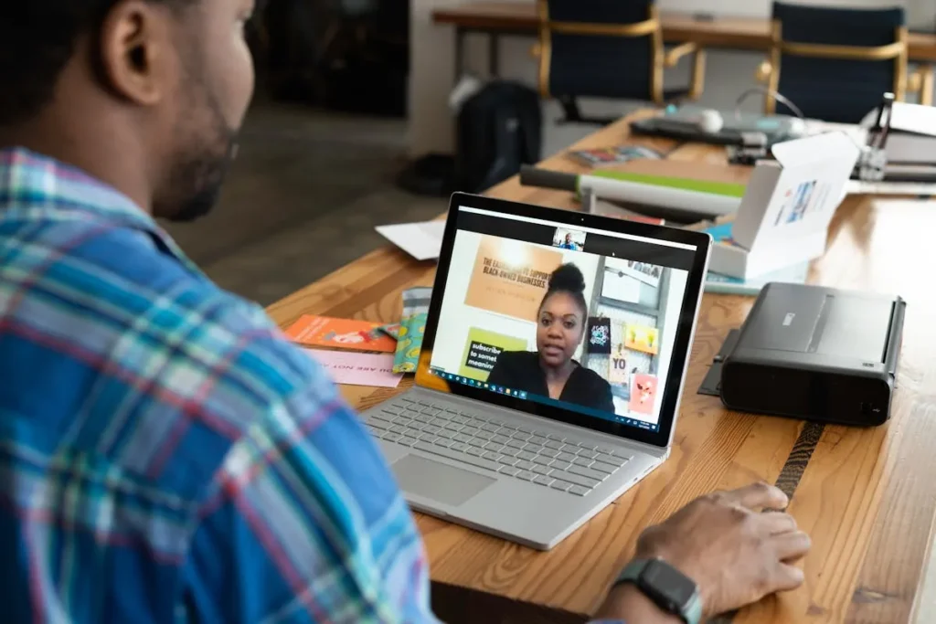 Colaborador acompanhando palestra digital durante SIPAT online com conteúdo sobre segurança e prevenção no trabalho.