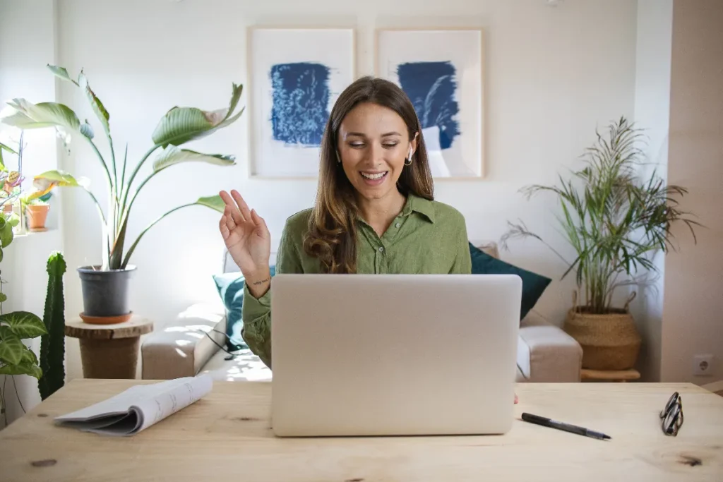 Profissional acompanhando SIPAT online para empresas pelo notebook durante atividade remota de prevenção
