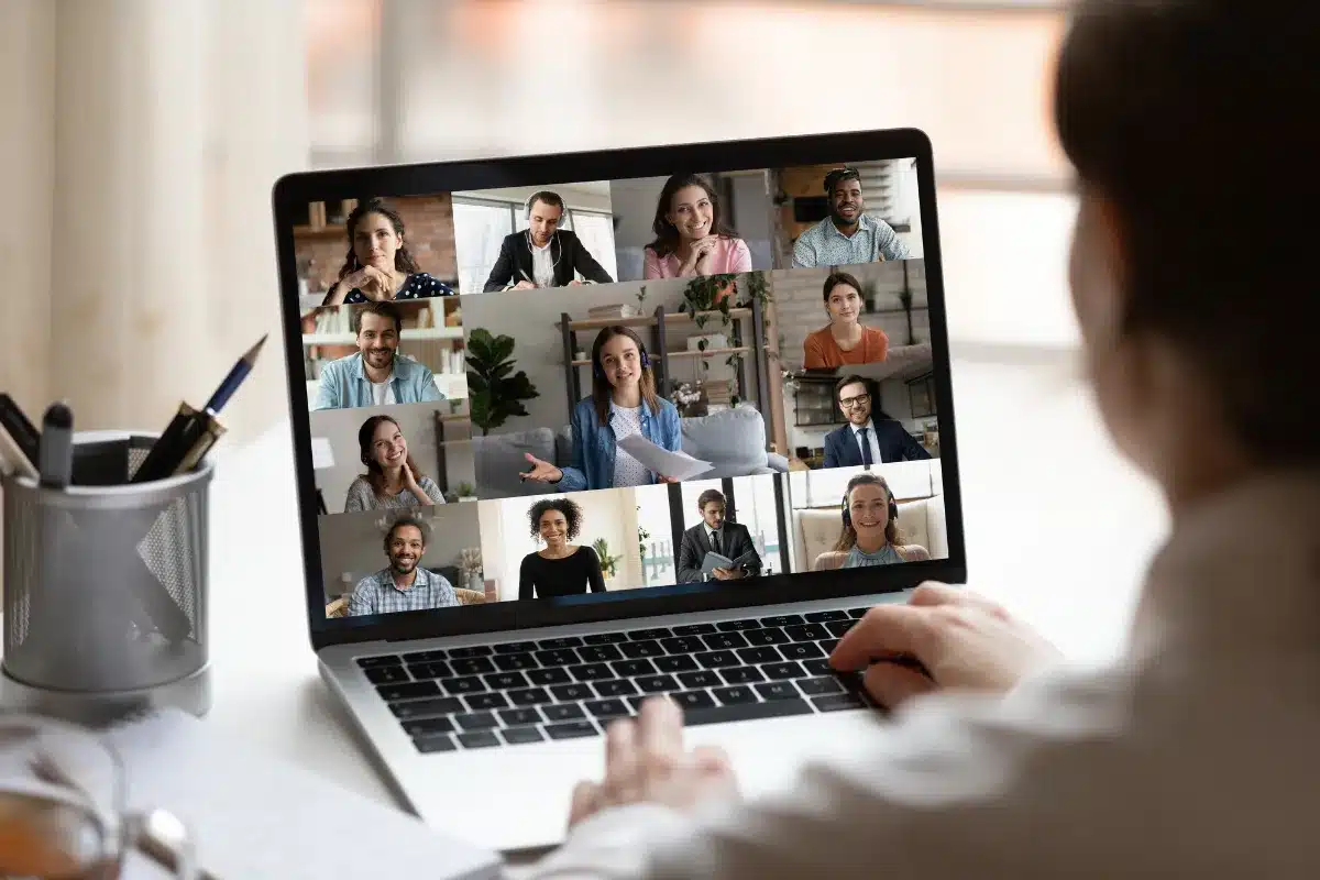 Notebook com equipe reunida em plataforma digital durante SIPAT online para empresas e palestras remotas