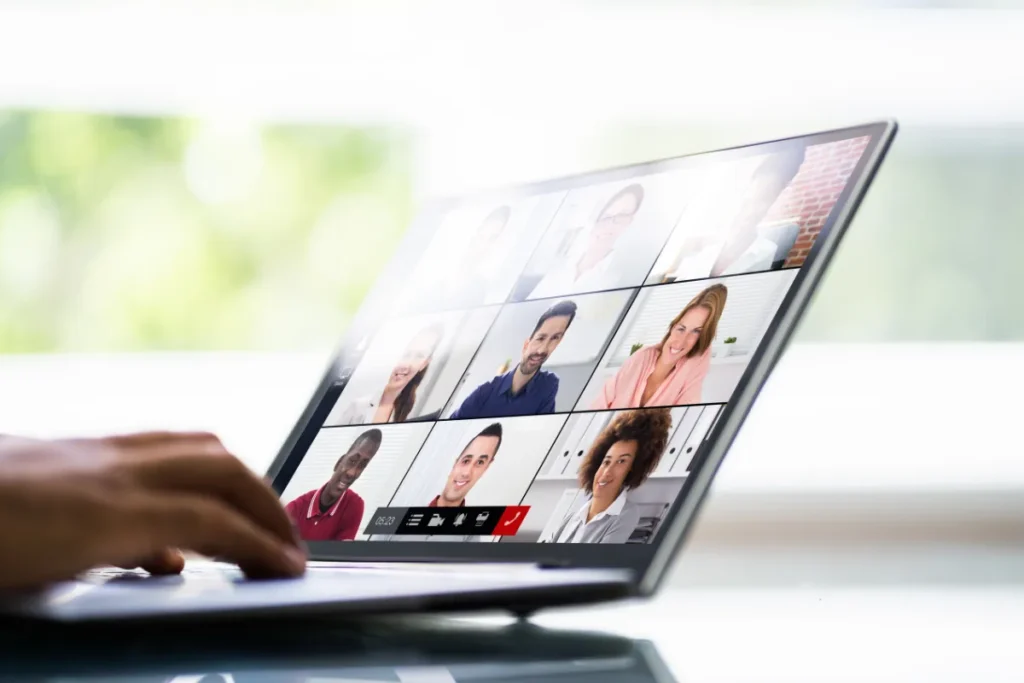 Tela de notebook exibindo reunião virtual com equipe durante SIPAT online para empresas e treinamento remoto