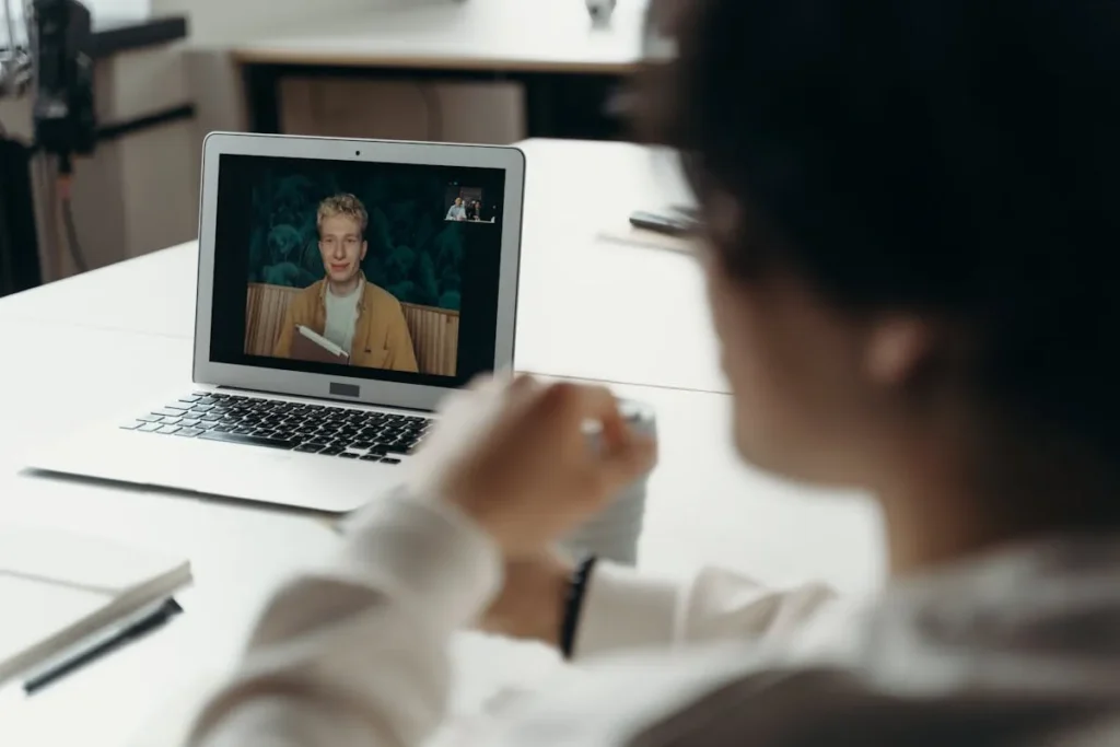 Colaboradora assistindo apresentação por videochamada durante SIPAT virtual com conteúdo transmitido em tempo real.