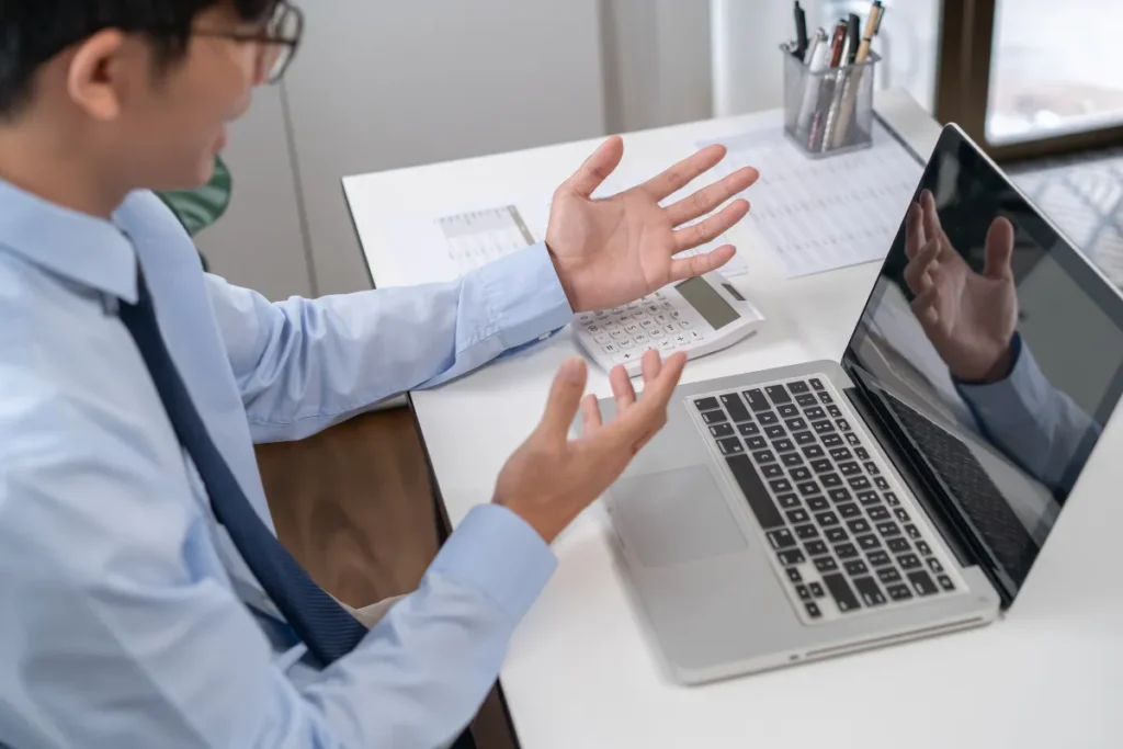 Profissional participa de treinamento online da SIPAT pelo notebook com foco em segurança do trabalho e conformidade NR-01.