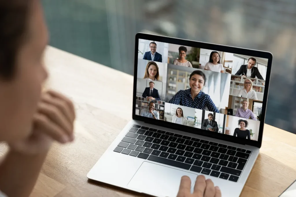 Tela de notebook com equipe reunida por videochamada durante SIPAT EAD voltada ao engajamento e prevenção nas empresas.