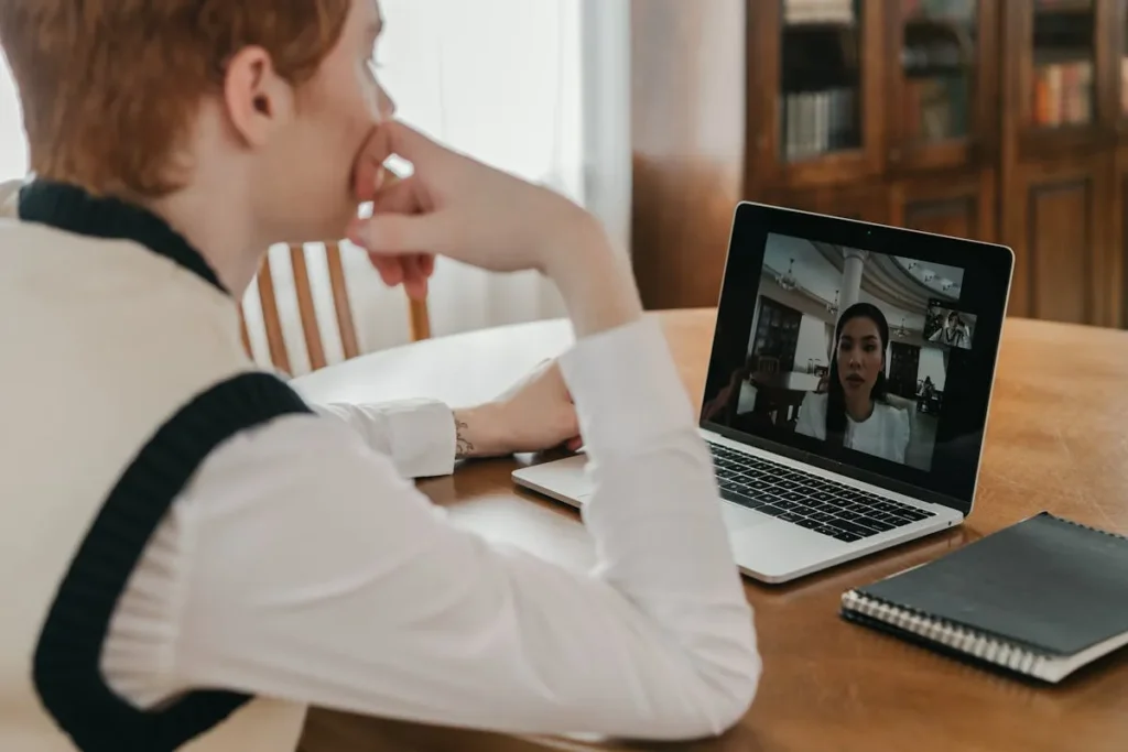 Colaborador participando de videochamada durante SIPAT online com palestrante em reunião virtual sobre segurança.