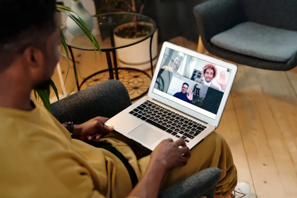 Participante acompanha videoconferência com vários colaboradores durante atividade interativa de SIPAT online.