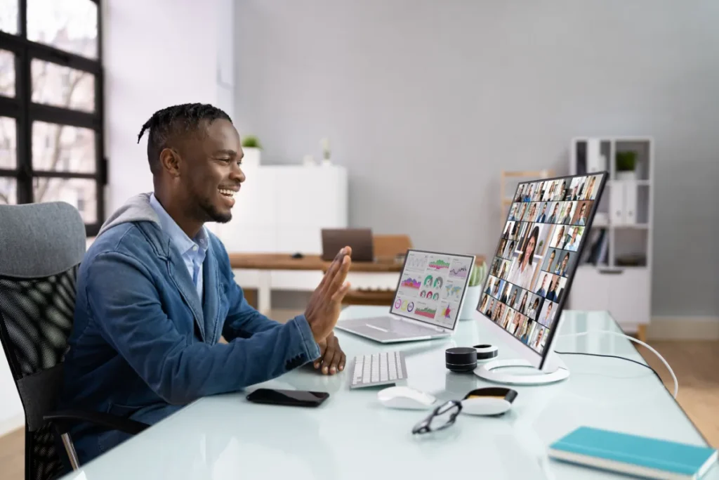 Participante acompanhando videoconferência com diversos colaboradores durante atividade virtual de SIPAT online.