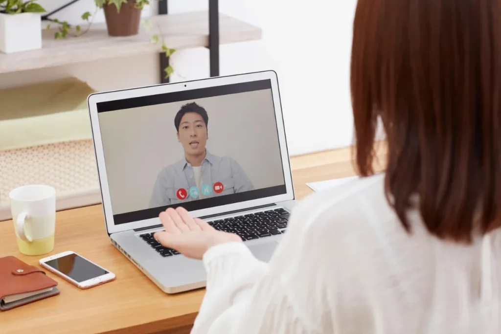 Colaboradora assistindo apresentação em vídeo pelo notebook durante palestra online voltada à SIPAT.