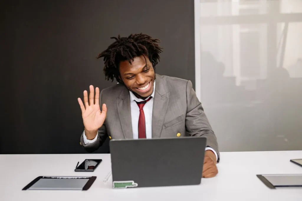 Profissional participando de palestra SIPAT online pelo notebook durante treinamento corporativo remoto para colaboradores.
