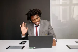 Profissional participando de palestra SIPAT online pelo notebook durante treinamento corporativo remoto para colaboradores.