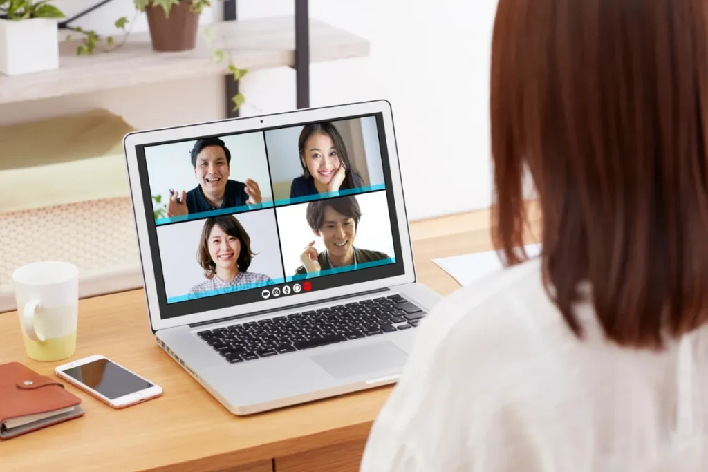 Pessoa participando de reunião por vídeo com vários participantes durante programação online de SIPAT.