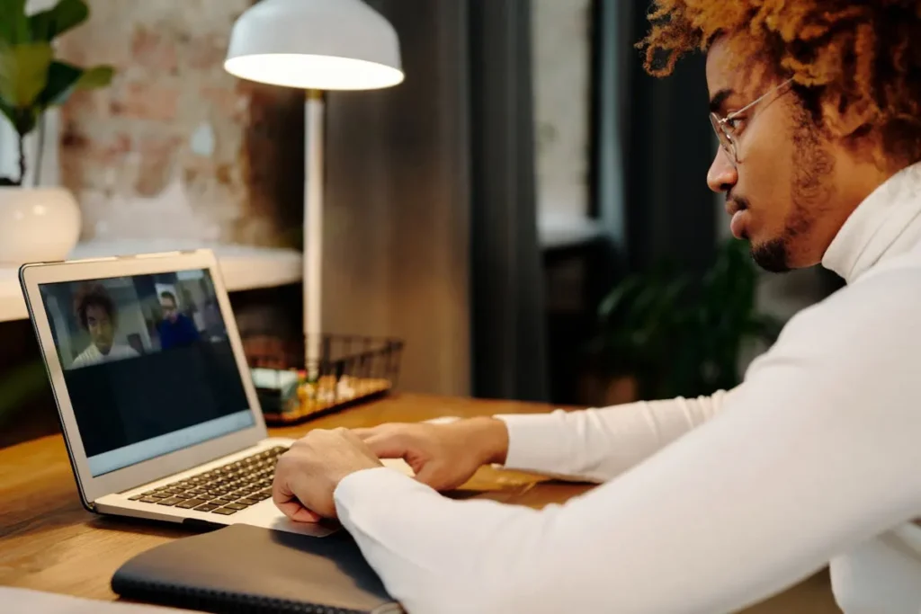 Colaborador assistindo treinamento online em notebook durante ação de SIPAT digital voltada à segurança no trabalho.
