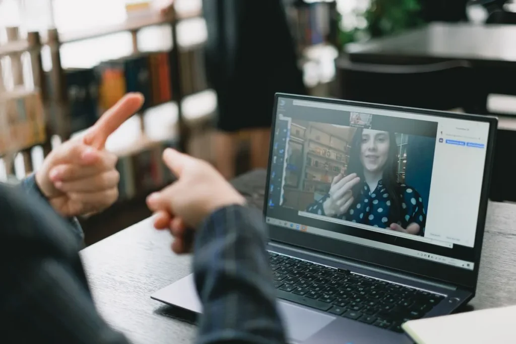 Participante interagindo em treinamento online pelo notebook durante atividade corporativa de conscientização.